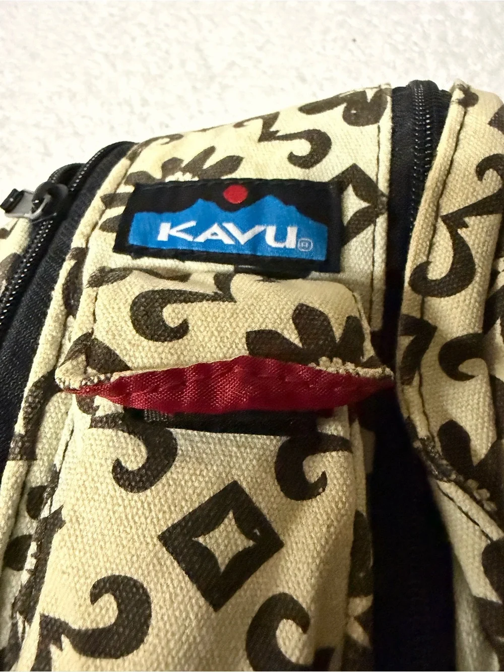 Kavu original rope bag in cream and black floral print.